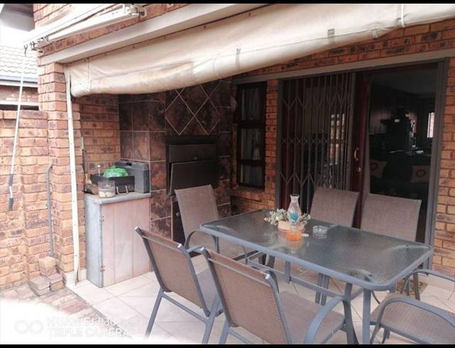 2 BEDROOM TOWNHOUSE FOR SALE IN BARTLETT